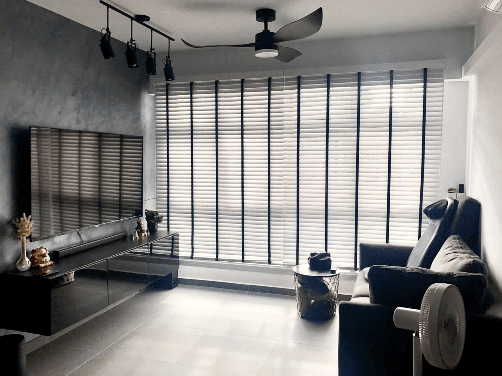 living room white venetian blinds
